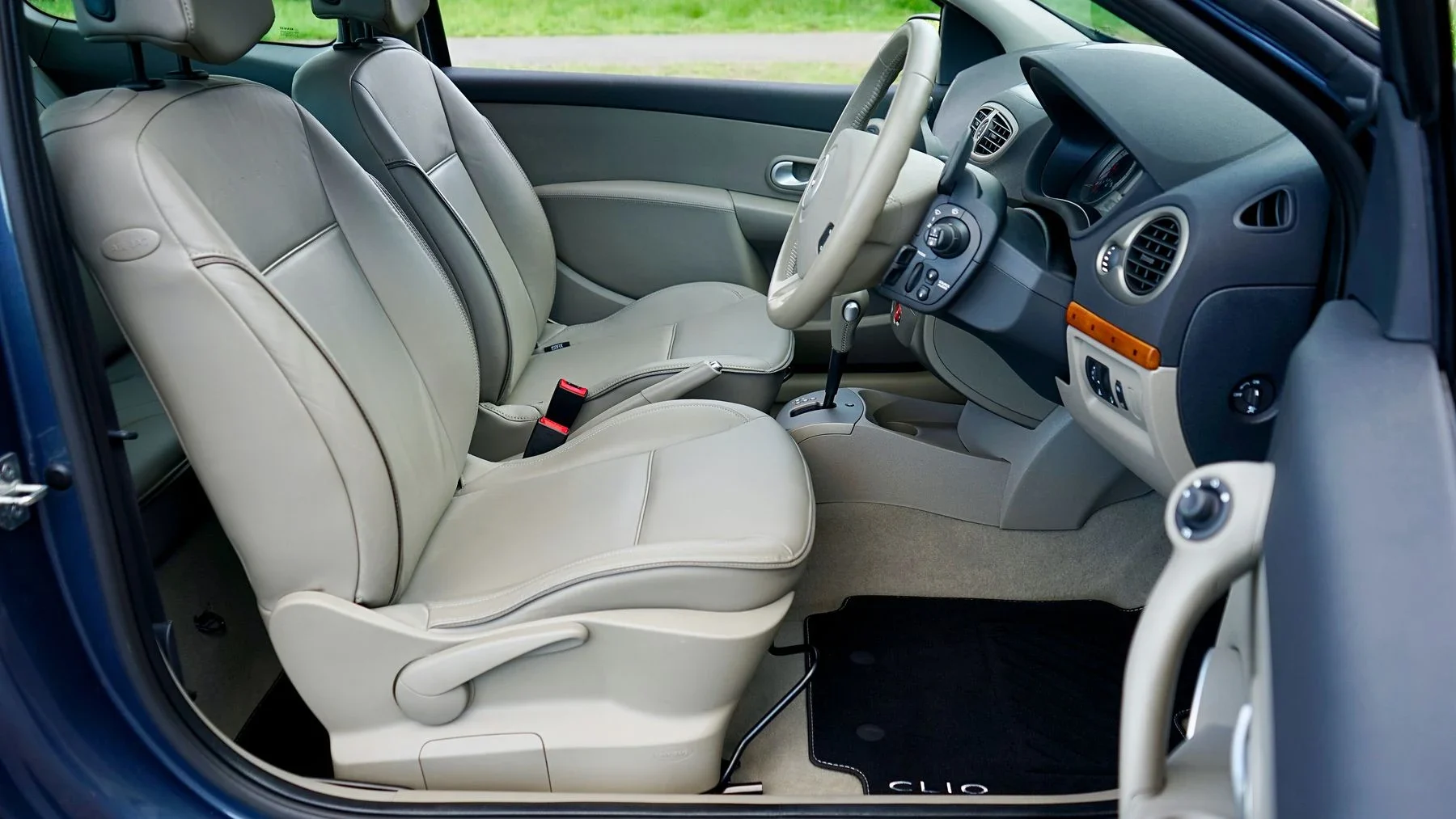 Front seats and right-hand driving position inside a hatchback