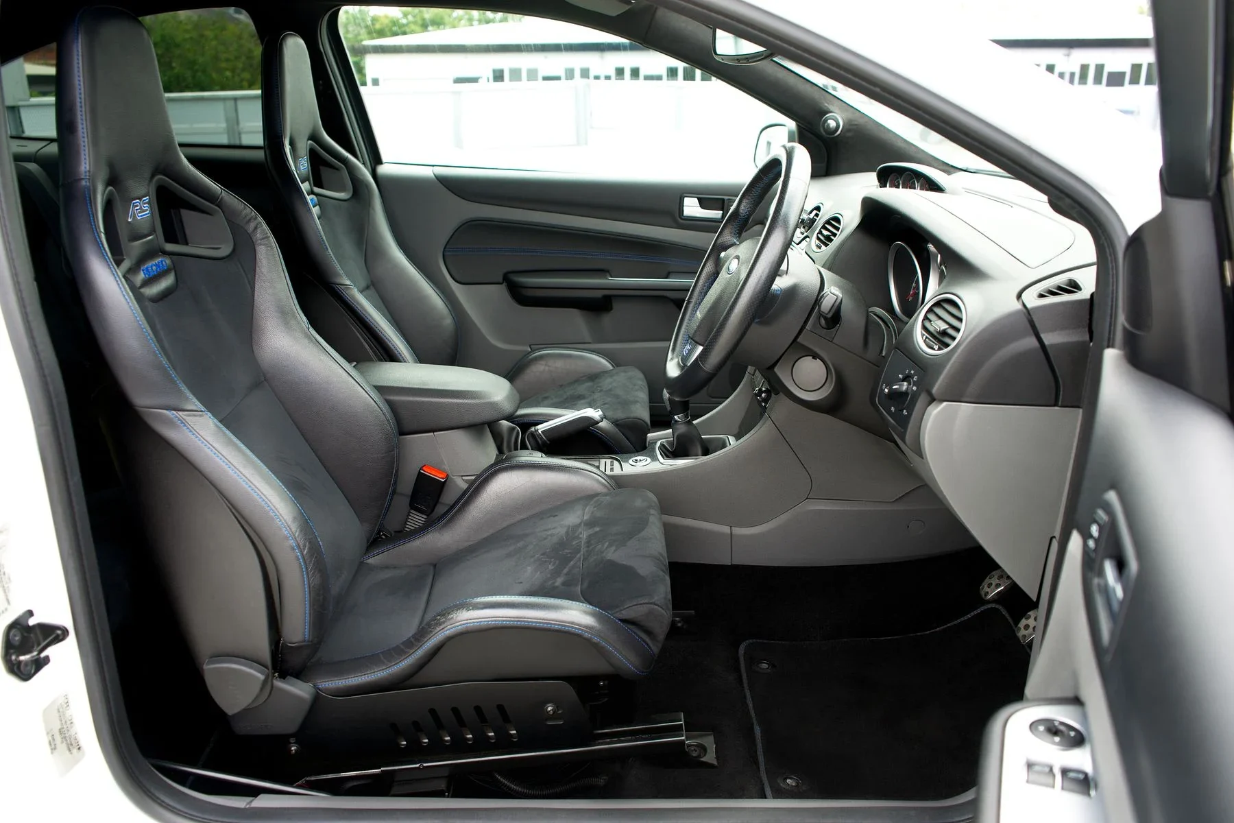 Front seats and centre console of a right-hand-drive sports car